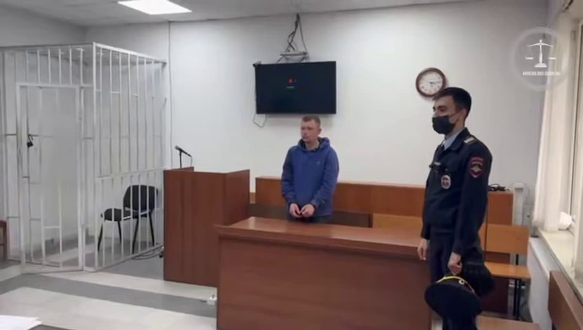 Справившего нужду на машину МВД в Новороссийске мужчину арестовали на 15 суток