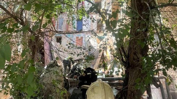 Срочно! В Астрахани прогремел взрыв - разрушен подъезд: специалисты приступили к спасению
