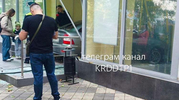 Срочно! В центре Краснодара — автомобиль внутри банка: что произошло?