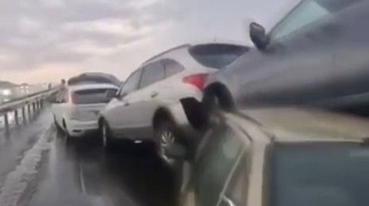 Срочно! Массовая авария на М-4 «Дон»: автомобили искорежило «гармошкой» в два этажа