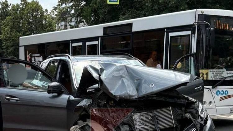 Срочно! Мерседес влетел в маршрутку в Краснодаре