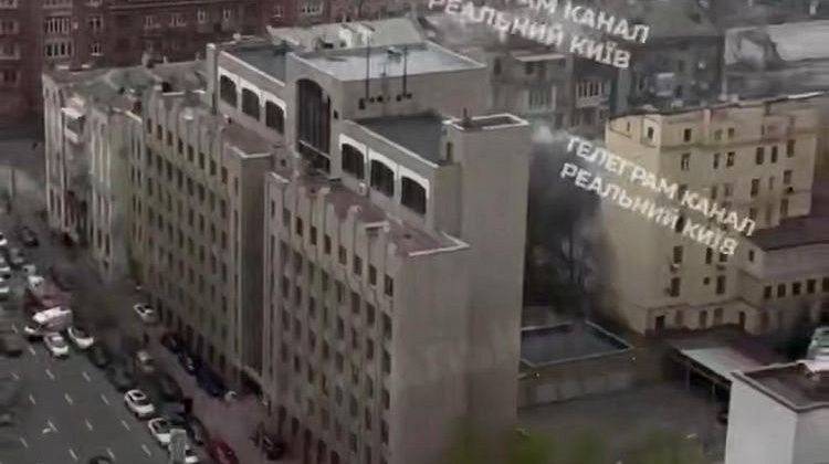 Срочно! Сейчас! Взрыв в центре Киева: чья машина полыхает вблизи станции метро «Олимпийская»?