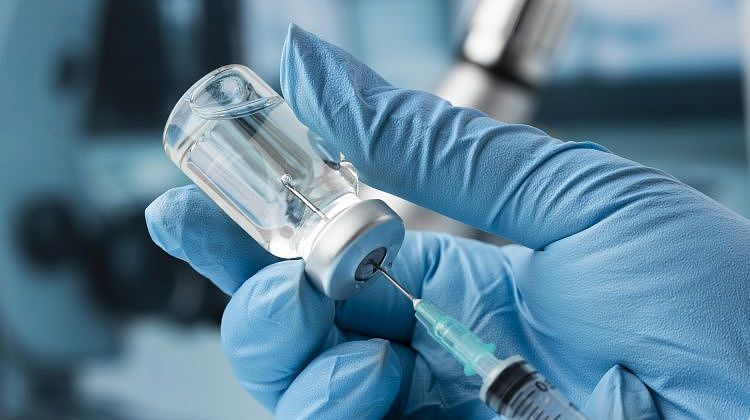 Стало известно, когда пациенты смогут получить вакцину против меланомы в России