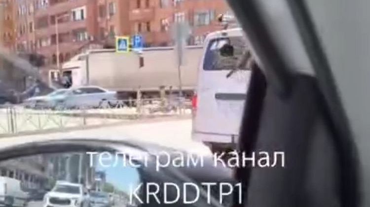 Стоп! ДТП с фурой в Краснодаре: полностью перекрыта дорога в центре города