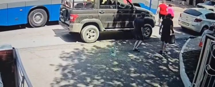 Страшно! За секунду ребенок выбежал на дорогу и попал под автобус в Геленджике