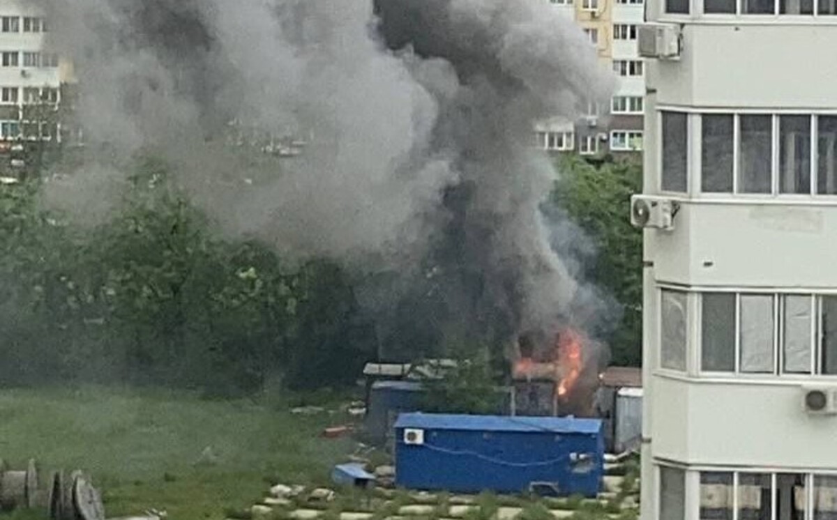 Строительная бытовка загорелась в Краснодаре