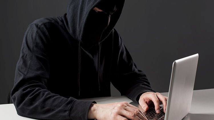 Сюрприз для мамы? Мошенники на День матери идут на новые уловки