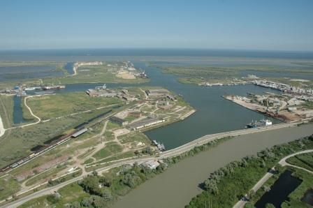 Темрюк! Открытое горение резервуаров с нефтью в порту ликвидировали через сутки