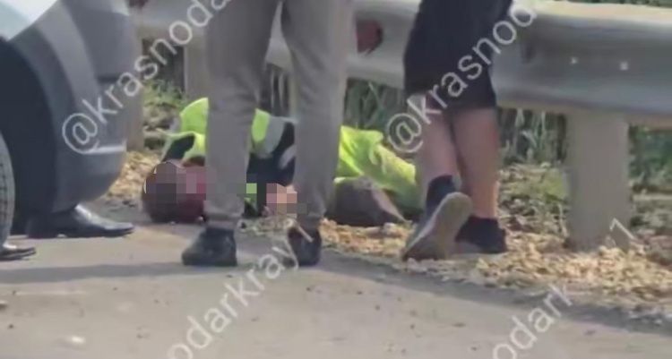 Только что! В Краснодаре машина наехала на рабочего дорожной службы