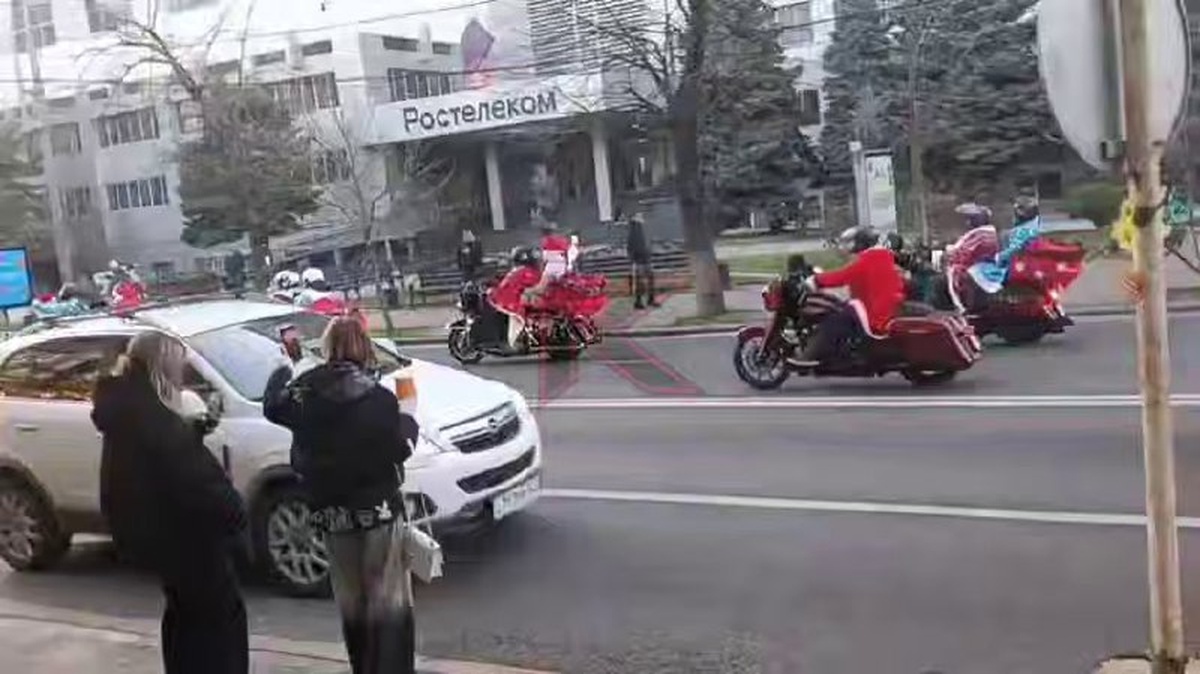 Традиционный мотопробег Дедов Морозов и Снегурочек прошел в Краснодаре