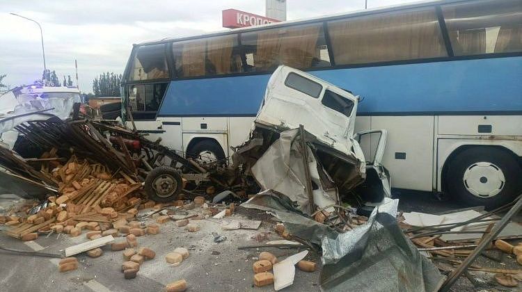 Тройное ДТП на Кубани: автобус, фура и «Газель» не разъехались на перекрестке