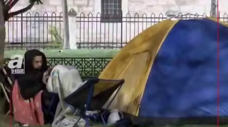 Трясёт сотни раз в сутки! В Стамбуле паника: спят в палатках, в парках, на газонах