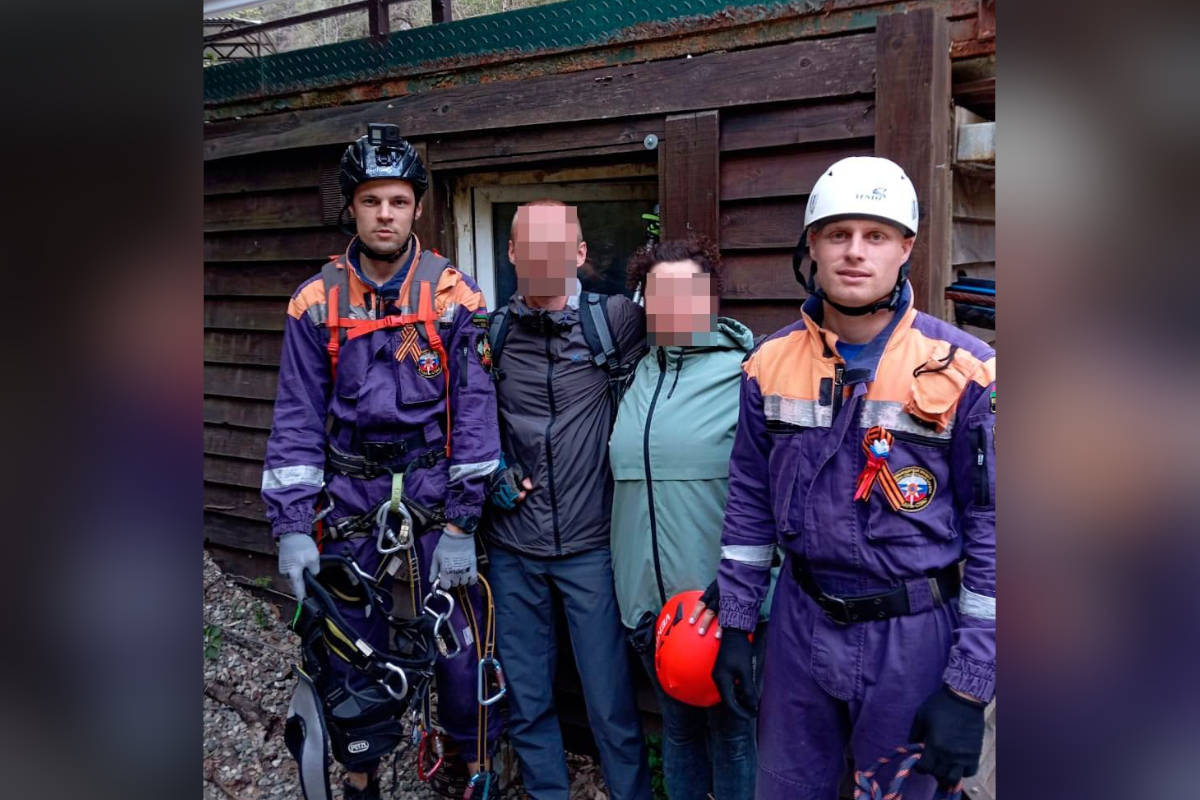 Туристы застряли в лесу из-за подъема воды в реке недалеко от Гуамского ущелья