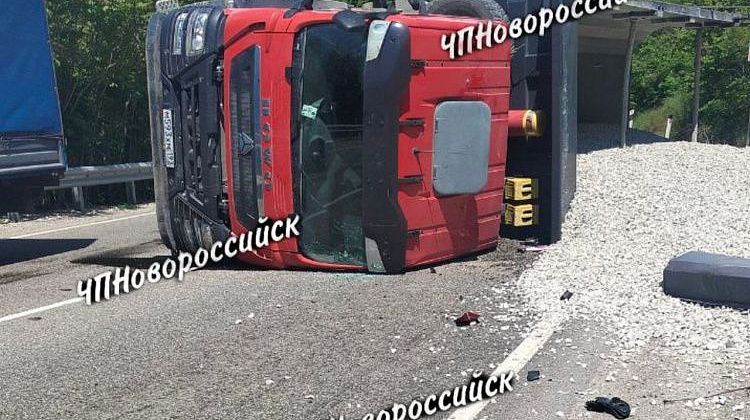 Тяжелое ДТП на серпантине между Новороссийском и Геленджиком: пробка на трассе