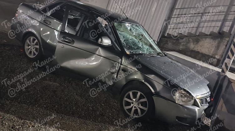 Угнанный автомобиль въехал в толпу в Тихорецке: водителя избили