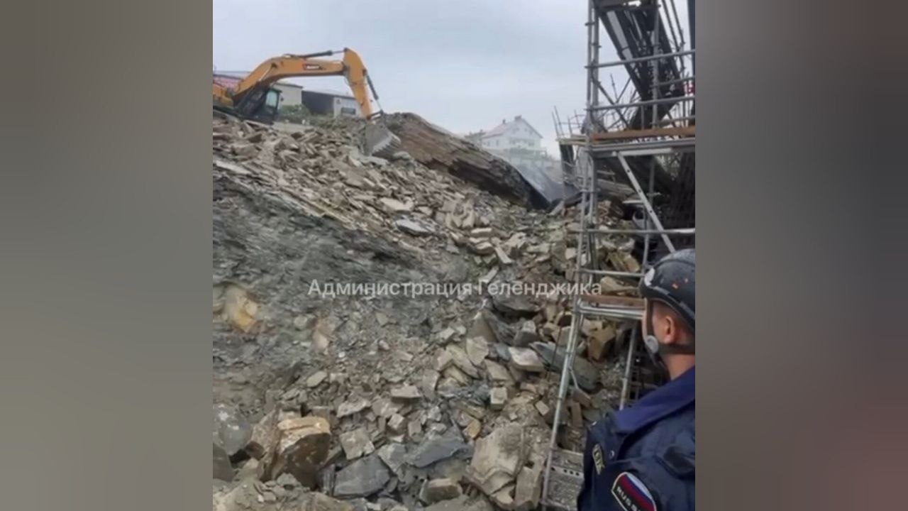 Уголовное дело возбудили после обвала грунта на стройке в Геленджике