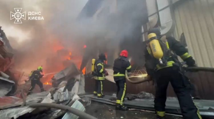 Удар по Киеву: сильные пожары в нескольких районах, поражены склады и промздания