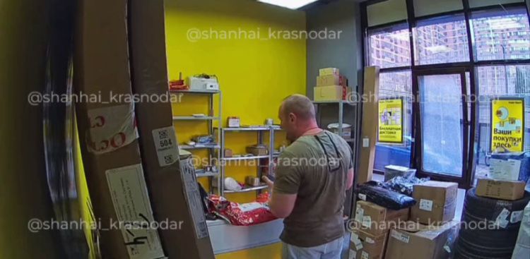 Ужас в Краснодаре: клиент избил девушку в пункте выдачи заказов