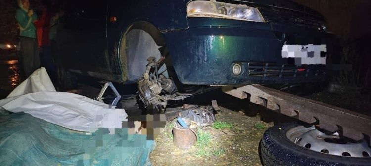Ужасный случай на Кубани: машина сорвалась с домкрата и придавила владельца