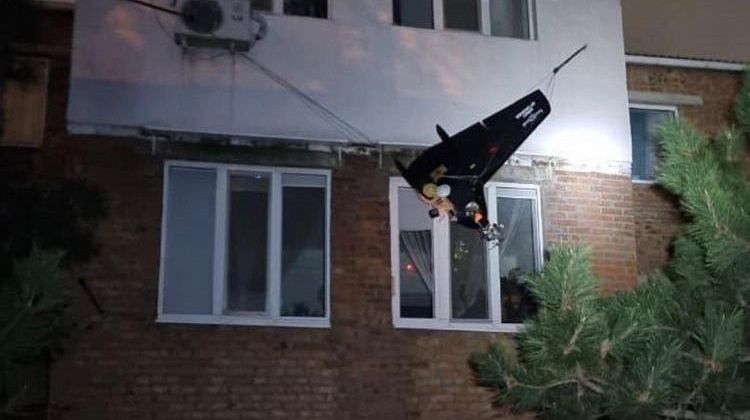 Украинский дрон повис на бельевой веревке: школы переведены на дистанционку