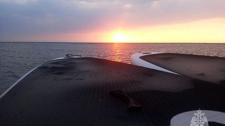 Унесенные ветром: подростков на сапе спасли в Черном море - потеряли весло, волны понесли от берега