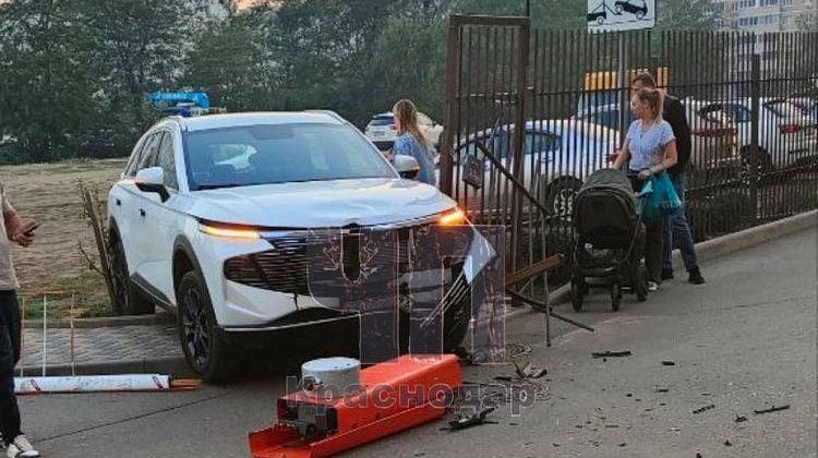 «Урок вождения» со сбитым шлагбаумом и разбитым носом ребенка в Краснодаре: всех нашли