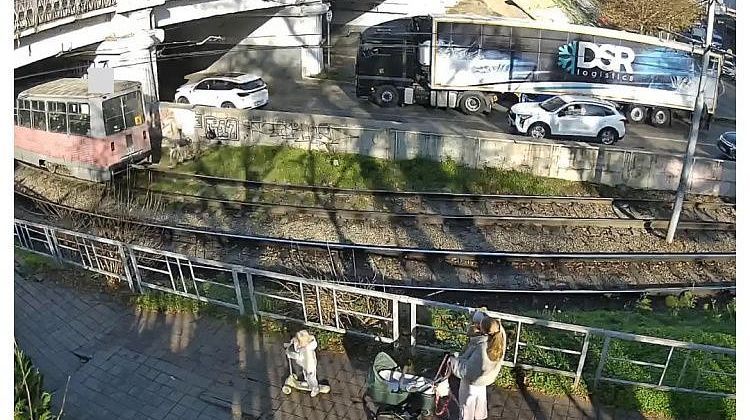 Фура застряла под "мостом глупости" в Краснодаре: до какой поры будут повторяться такие ситуации?»