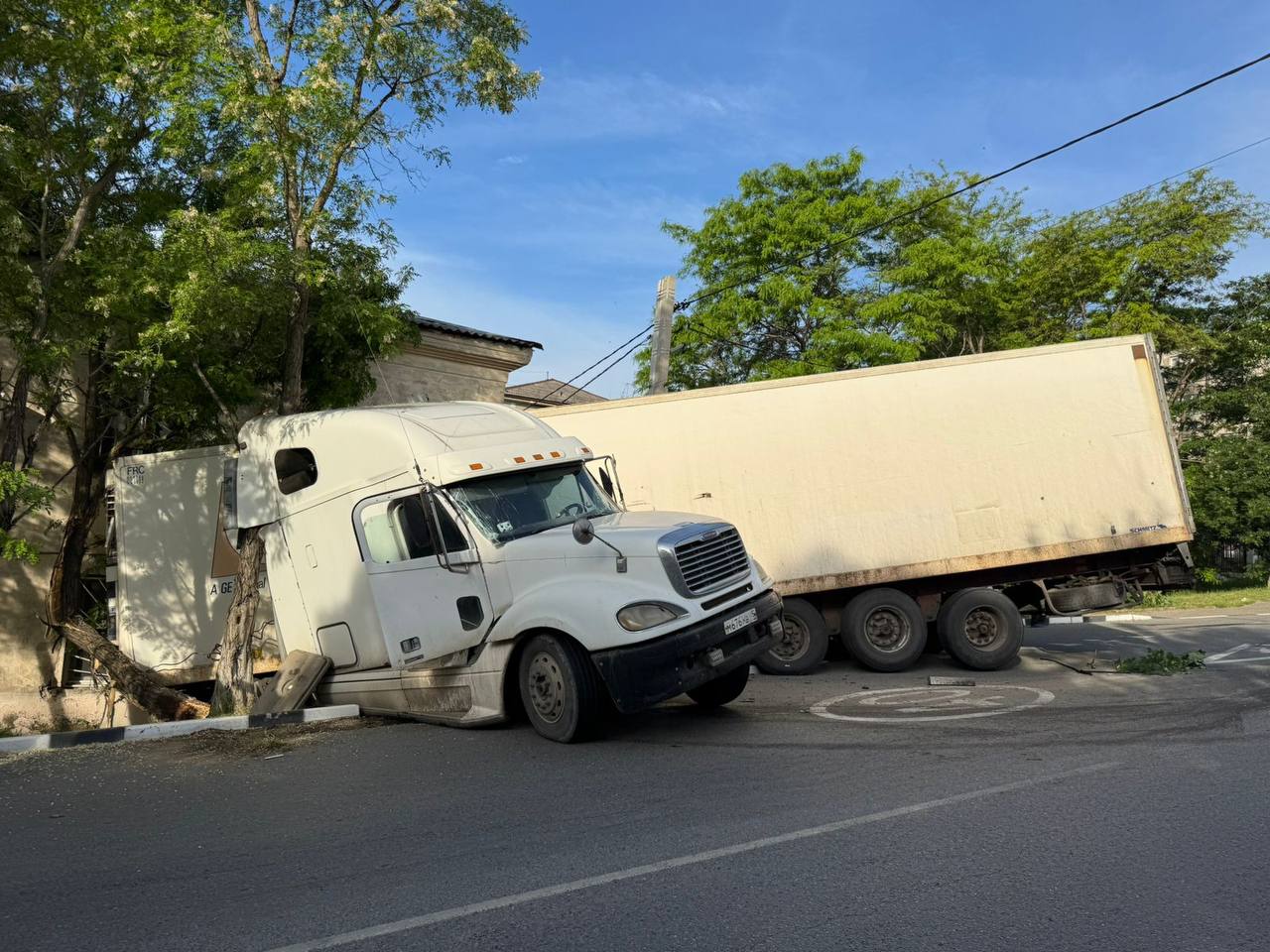 Фура на большой скорости влетела в жилой дом в Новороссийске