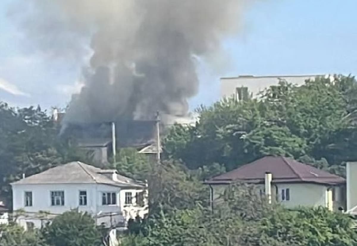 Частный дом загорелся на площади 120 кв. метров в Новороссийске