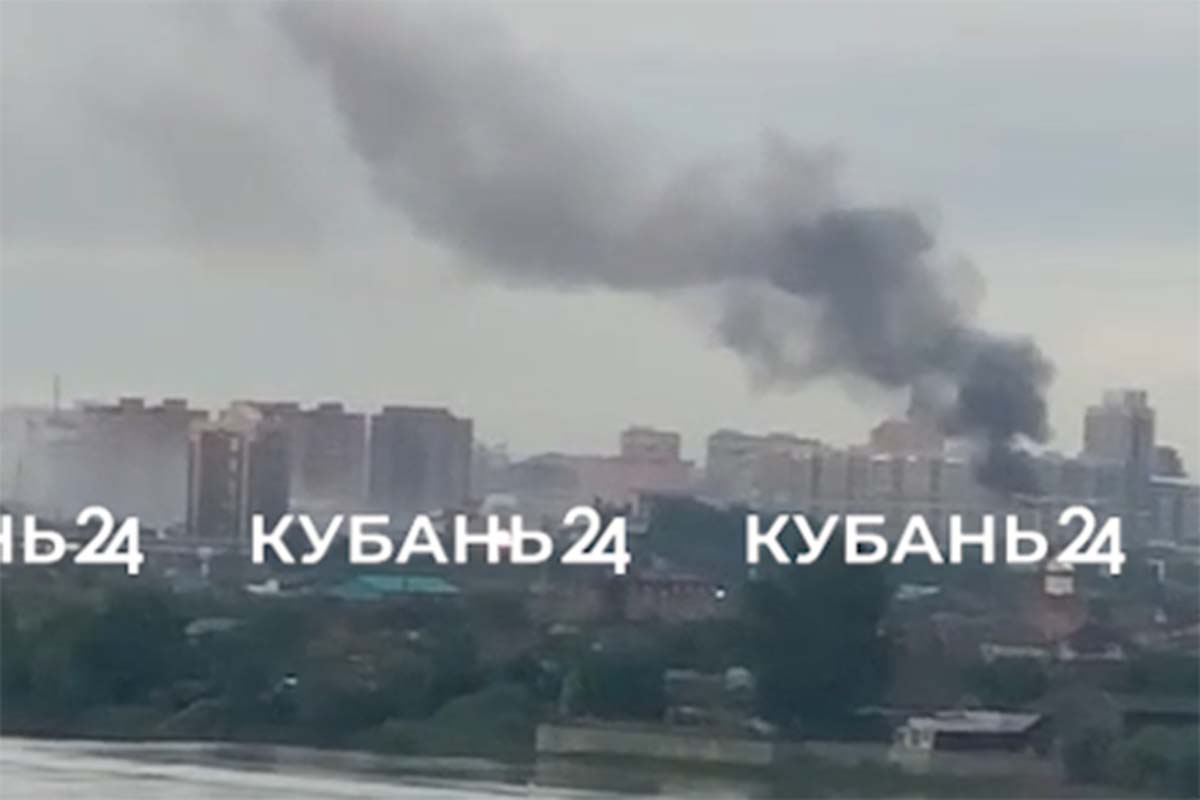 Частный дом загорелся на площади 80 кв. метров в Краснодаре