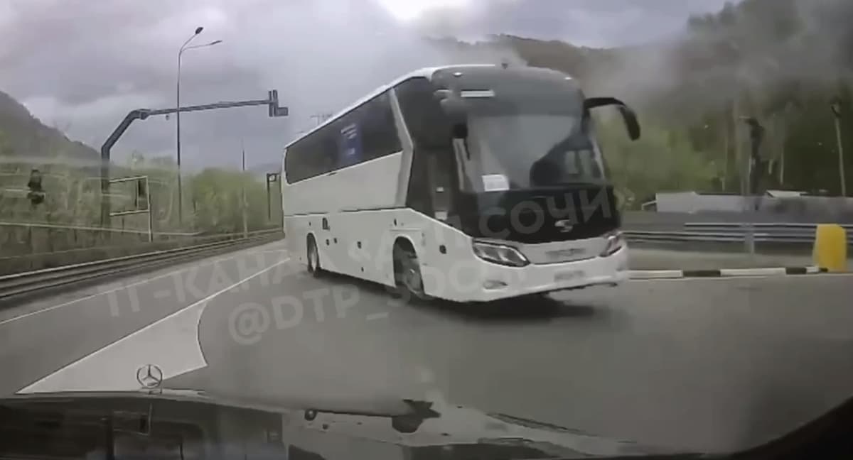 Шофер экскурсионного автобуса едва не устроил серьезное ДТП на встречке в Сочи