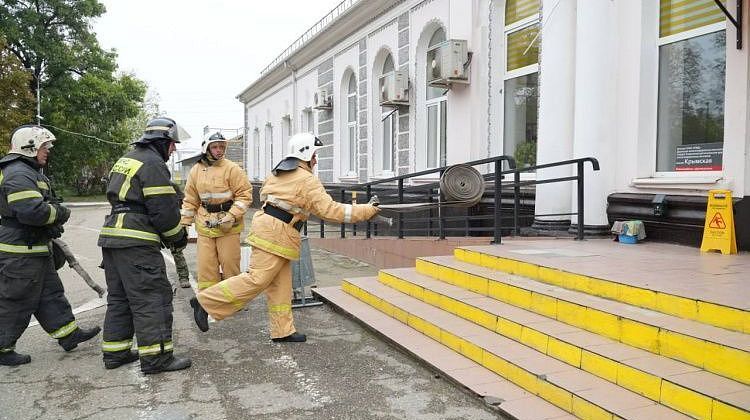 Эвакуация пассажиров на вокзале в Крымске