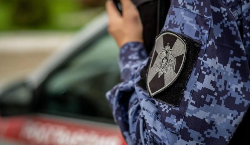 В Краснодаре пьяный мужчина выбил ногой стеклянную дверь в супермаркете