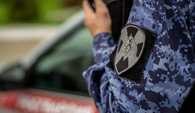 В Краснодаре пьяный мужчина выбил ногой стеклянную дверь в супермаркете