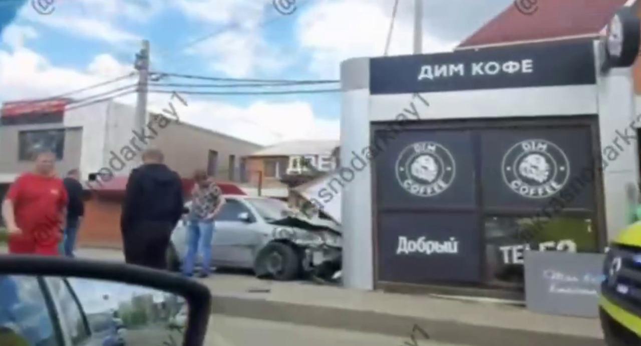 Ford после ДТП на встречке протаранил остановку в Краснодаре, двое пострадали