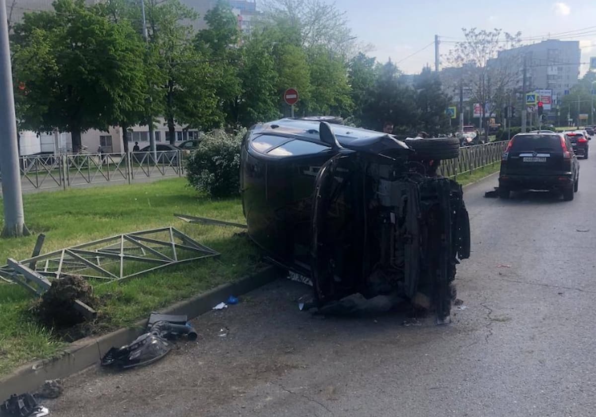 Hyundai подрезал Honda, влетел в забор и перевернулся на Тургенева в Краснодаре