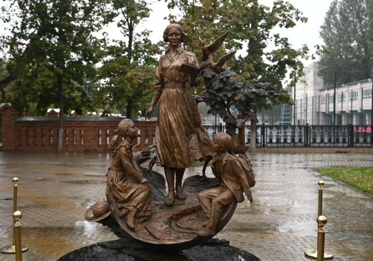 Памятник благодарности: в Краснодаре открыли монумент Первой учительнице