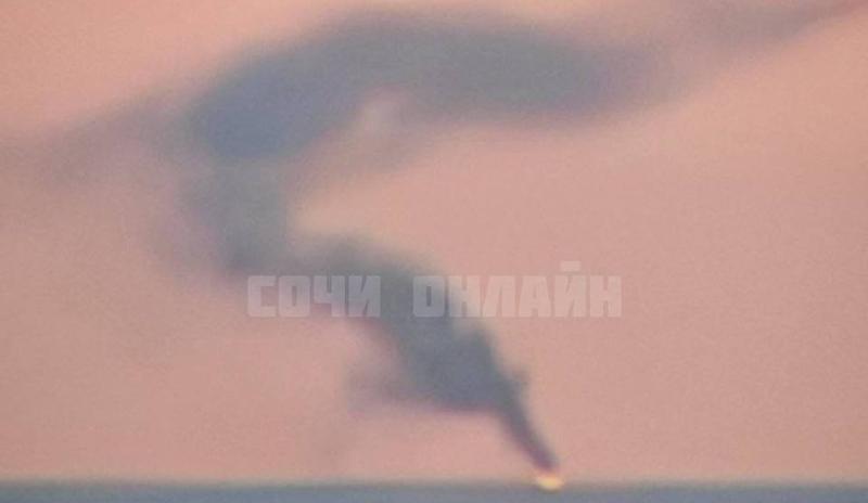У берегов Сочи загорелось неизвестное судно