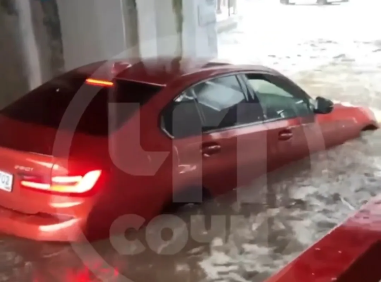 Сочи ушел под воду: затопило дороги, движение перекрыто, подземный переход залило под крышу