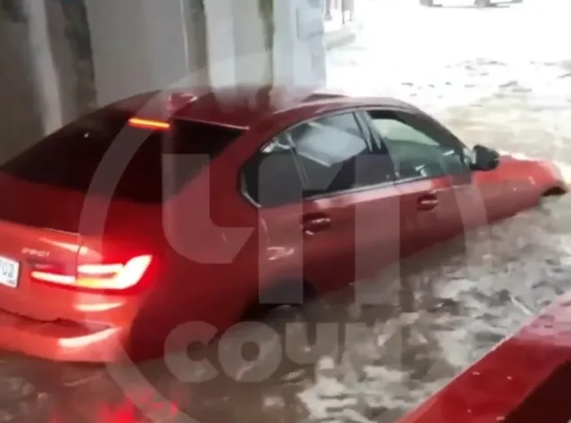 Сочи ушел под воду: затопило дороги, движение перекрыто, подземный переход залило под крышу
