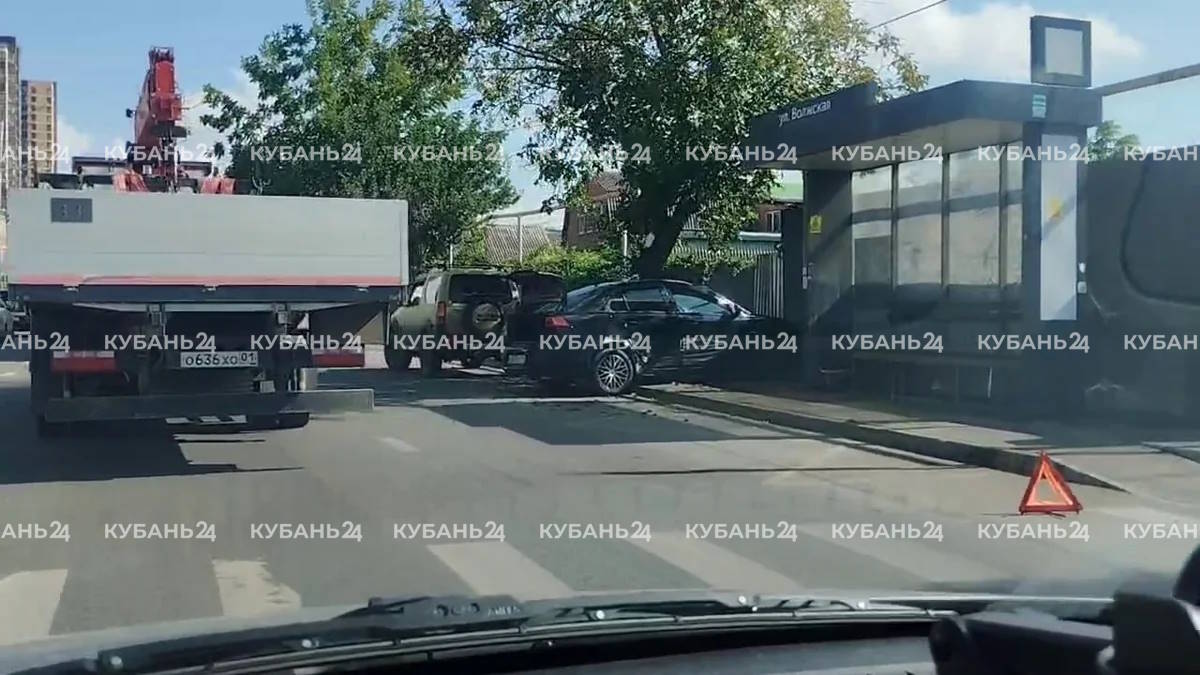 В Краснодаре на перекрестке Mitsubishi влетел в дерево, водитель пострадал