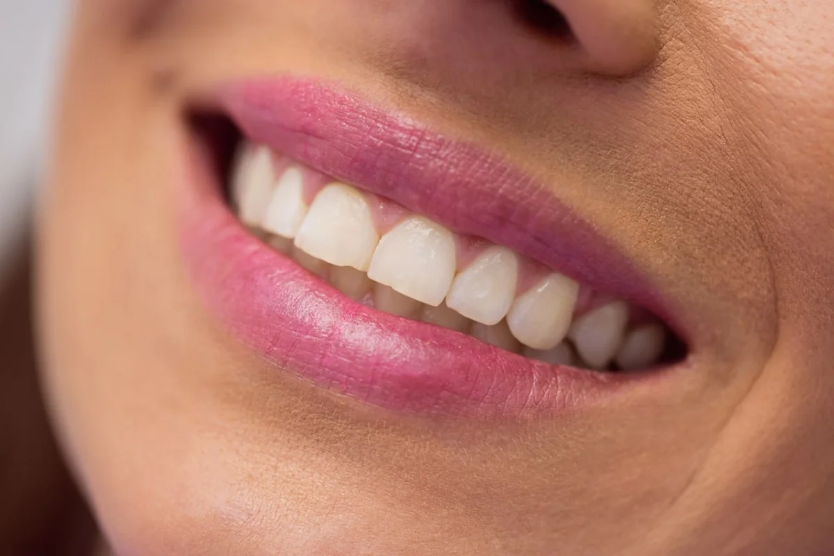 https://www.magnific.com/ru/free-photo/female-patient-receiving-dental-treatment_8404415.htm