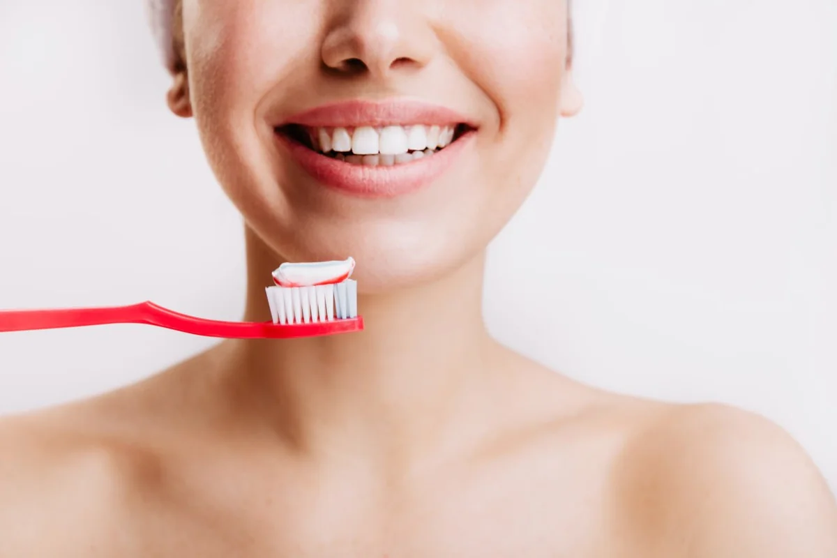 https://www.magnific.com/ru/free-photo/girl-with-sincere-smile-makes-morning-routine-brushes-her-teeth-isolated-wall_12607736.htm