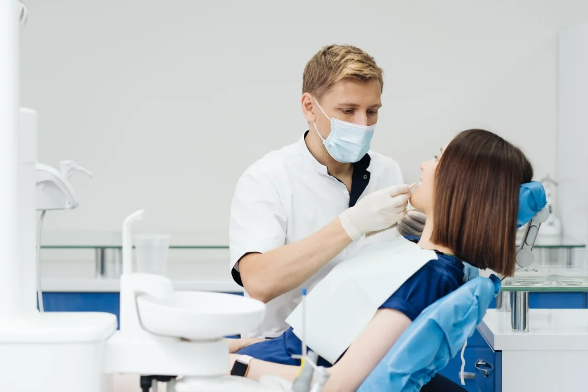 https://www.magnific.com/ru/free-photo/close-up-portrait-beautiful-young-lady-sitting-dental-chair-while-stomatologist-hands-sterile-gloves-holding-tooth-samples_17751961.htm