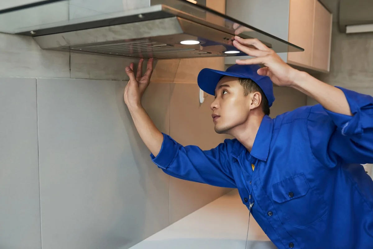 https://www.magnific.com/free-photo/installing-cooker-hood_5577512.htm
