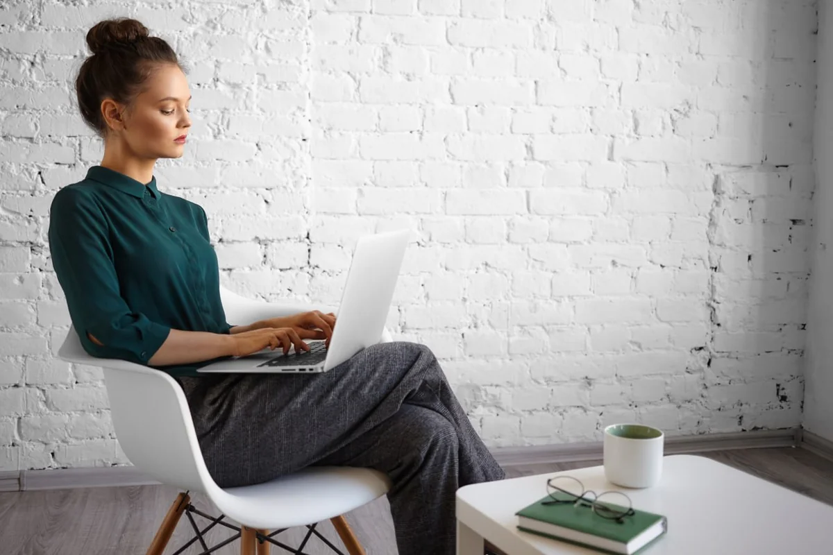 https://www.magnific.com/ru/free-photo/people-lifestyle-leisure-technology-communication-concept-fashionable-young-female-blogger-working-remotely-using-wifi-portable-computer-her-lap-typing-fast-having-morning-coffee_11284338.htm
