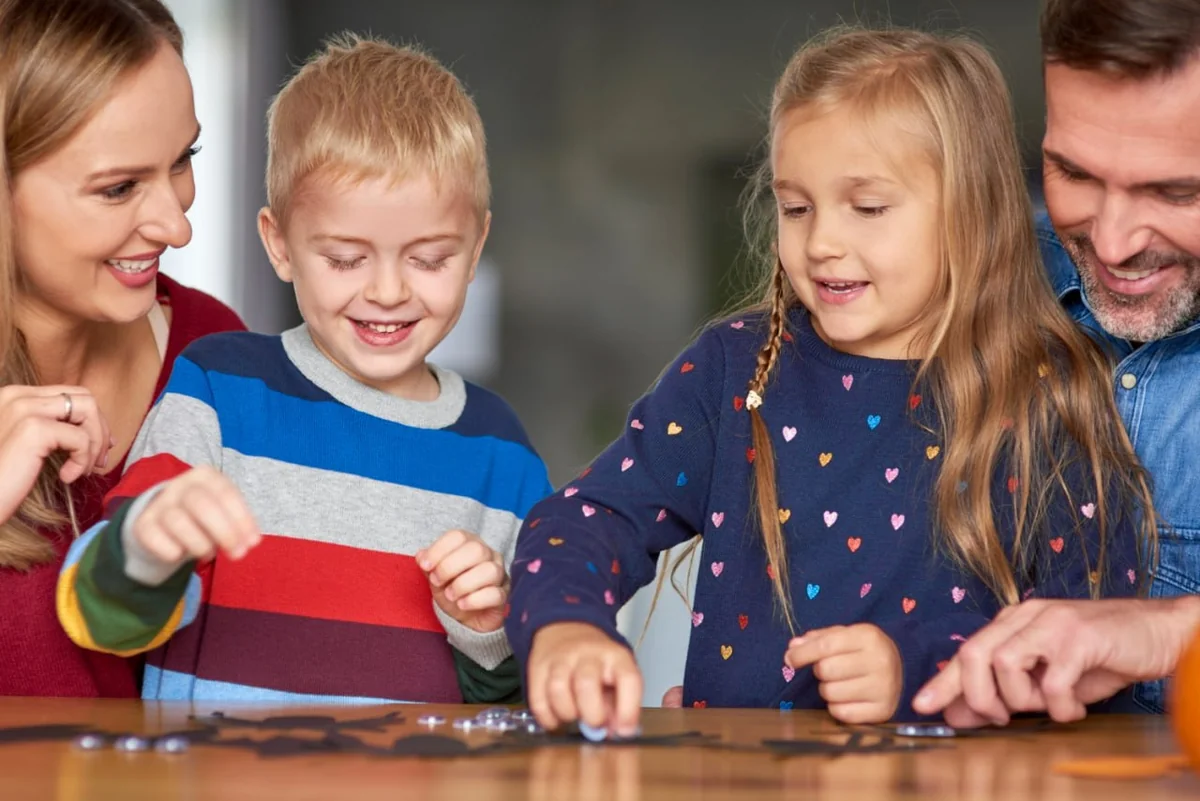 https://www.magnific.com/free-photo/happy-family-spending-halloween-together_13453013.htm