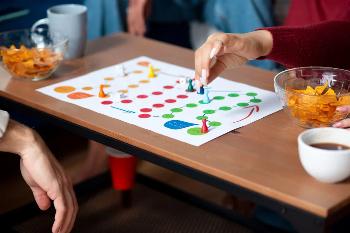 https://www.magnific.com/free-photo/friends-having-fun-with-traditional-games_23987721.htm