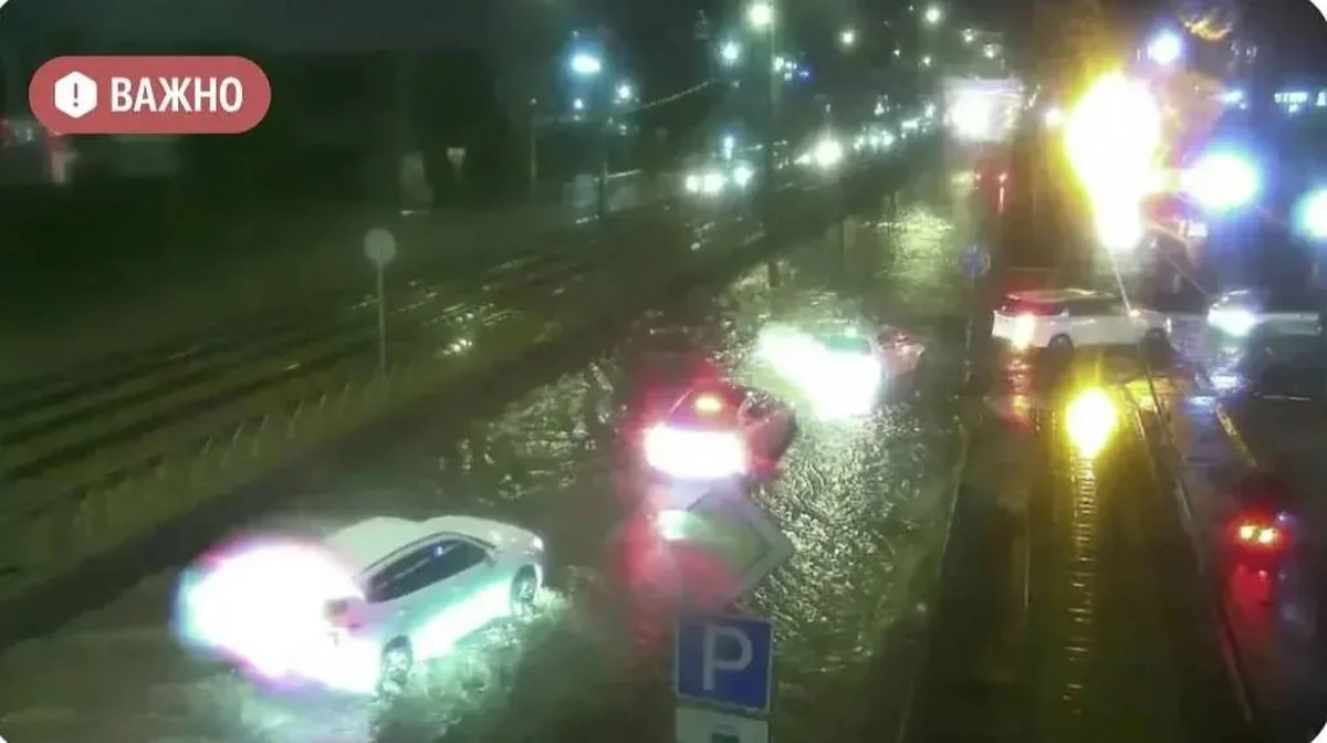 В Краснодаре из-за подтопления перекрыли движение на участке улицы Московской