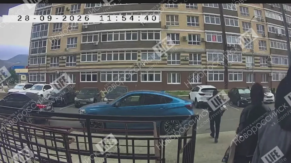 В Новороссийске машина во дворе сбила отца, который нес автолюльку с младенцем